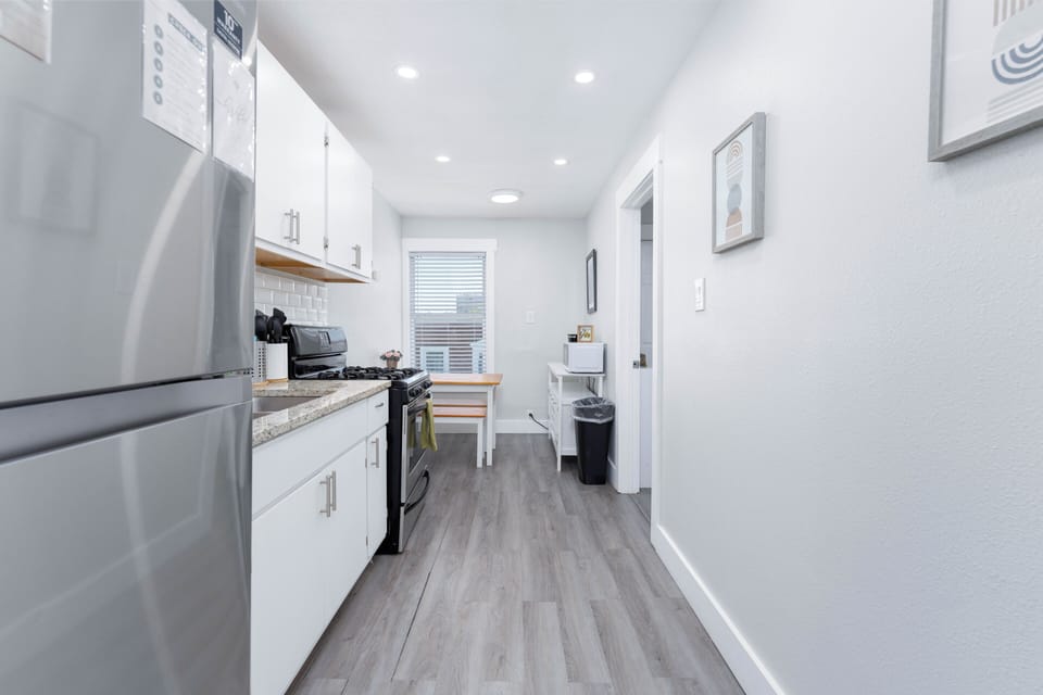 Discover a luxuriously appointed kitchen, fully equipped with all the culinary essentials and modern conveniences you need for flawless meal preparation. Experience the perfect blend of sophisticated indulgence and functionality in this elegant space.