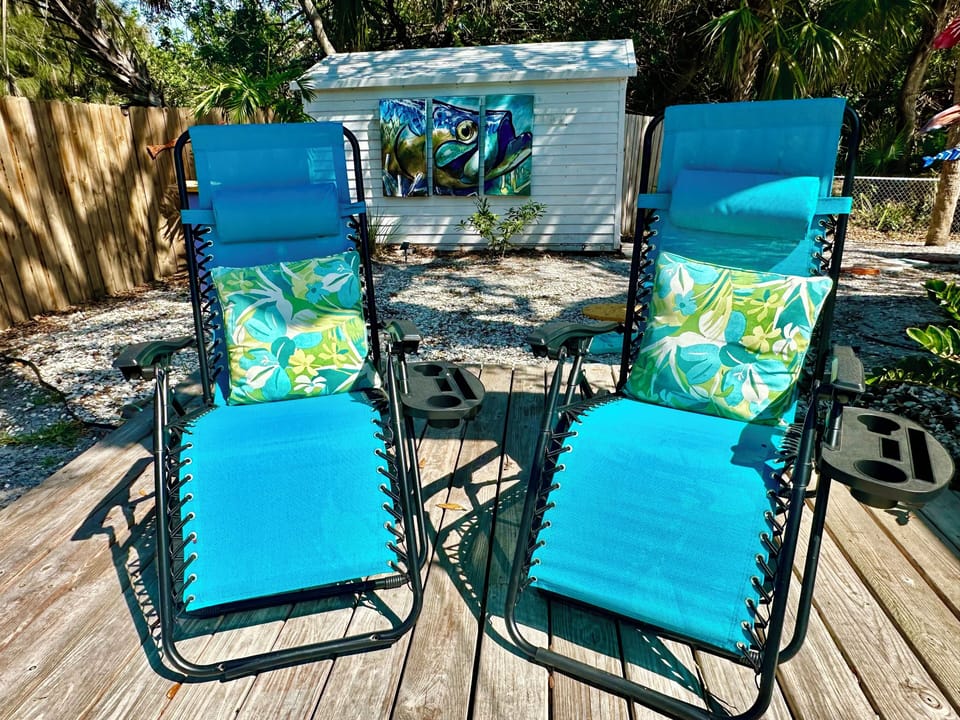 ☀️enjoy lounging on the deck while you grill & enjoy the festive lights above!