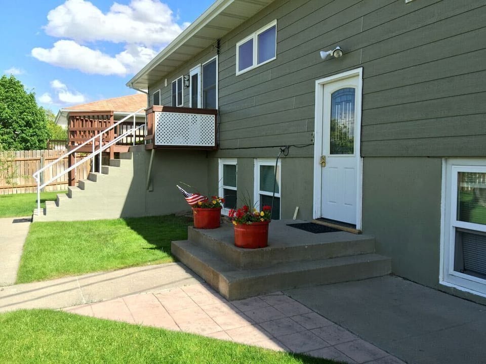 2 bedroom w/full kitchen ~ Close to the St Peter's Hospital and State Capitol  Apartment in Helena