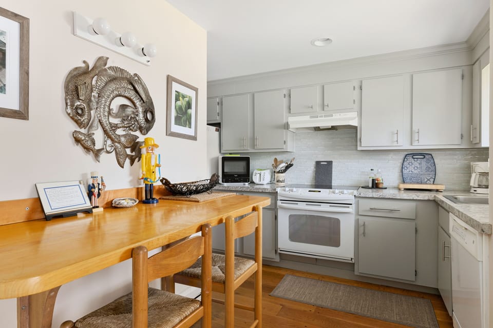 Kitchen with breakfast bar