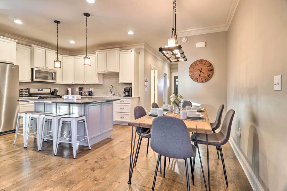 Dining Area | 4-Person Breakfast Bar