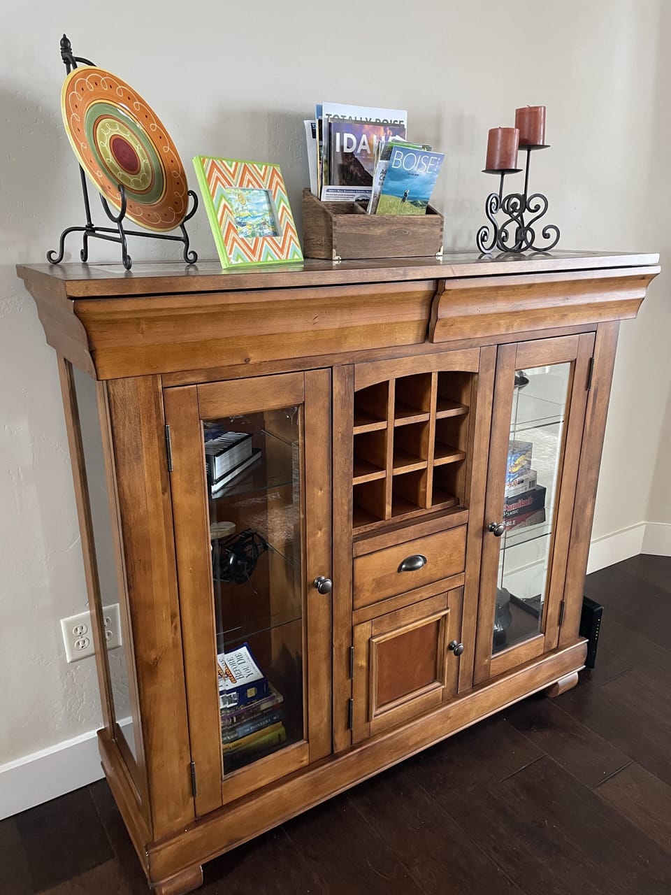 Hutch with books, games, and brochures about the Boise area