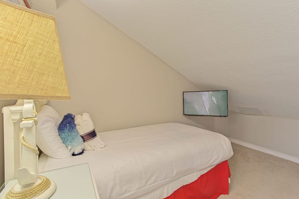 21-Crystal-Sands-315A-Guest-Bed-Alt