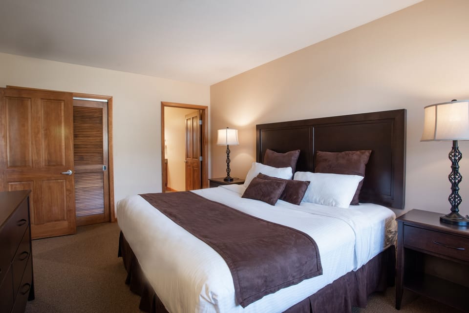 Bed, Furniture, Bedroom, Room, Indoors