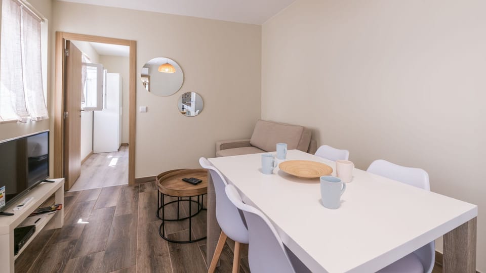 The table can accommodate 4 people.