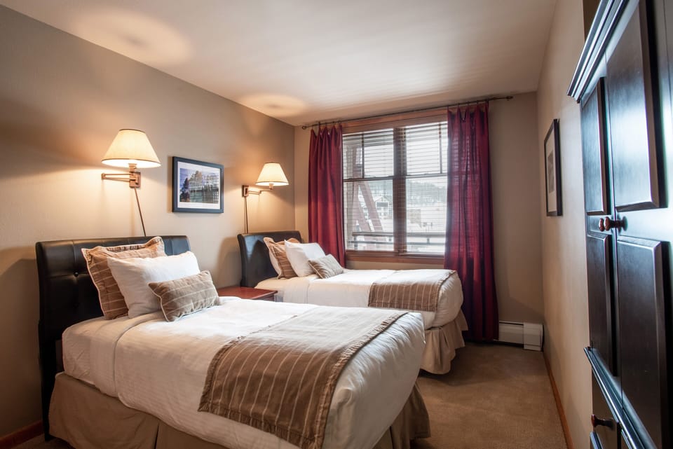 Bedroom, Room, Indoors, Living Room, Furniture