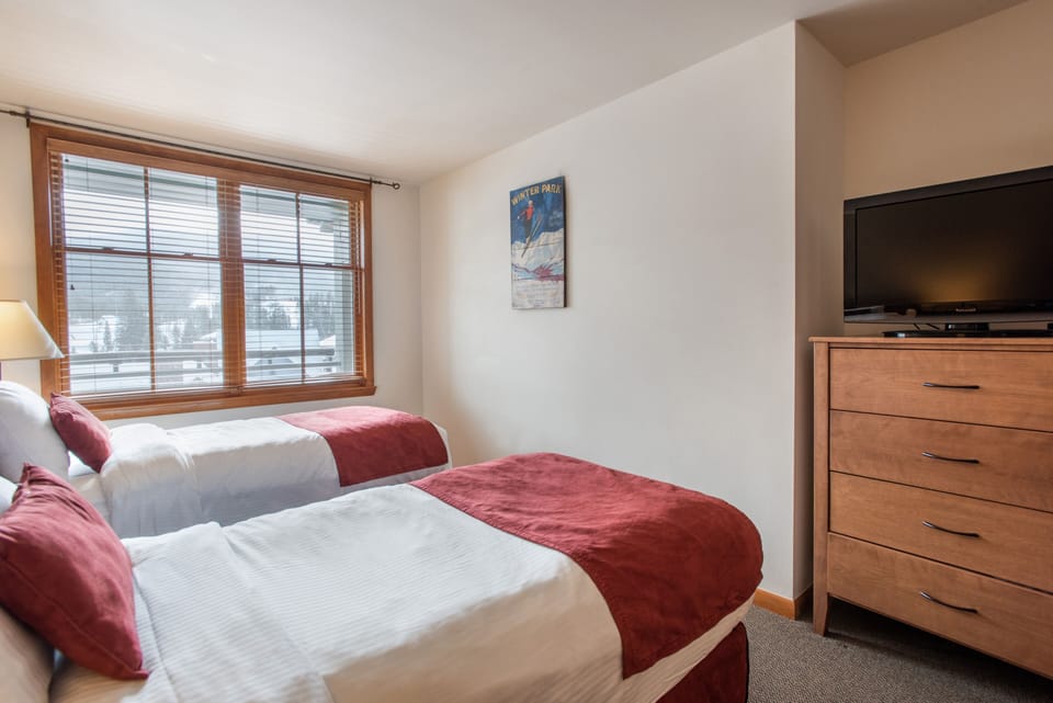 Bedroom, Room, Indoors, Furniture, Bed