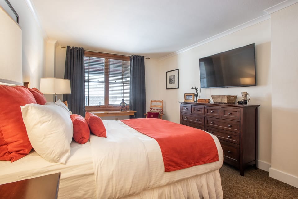 Bedroom, Room, Indoors, Furniture, Bed