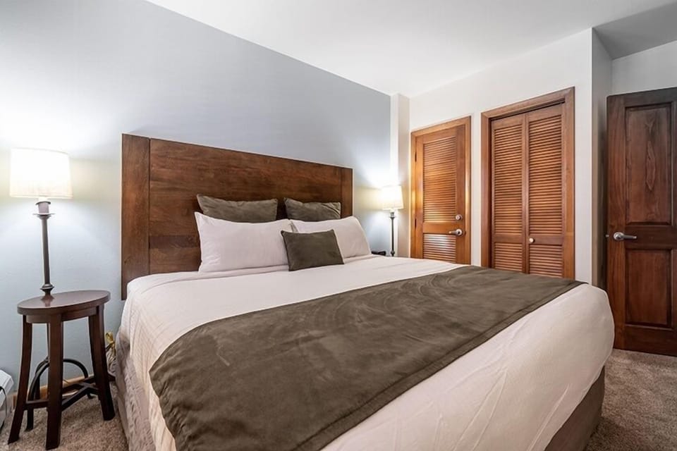 Bed, Furniture, Bedroom, Indoors, Room