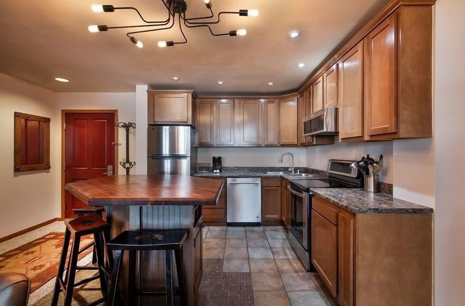 Room, Indoors, Furniture, Kitchen Island, Kitchen