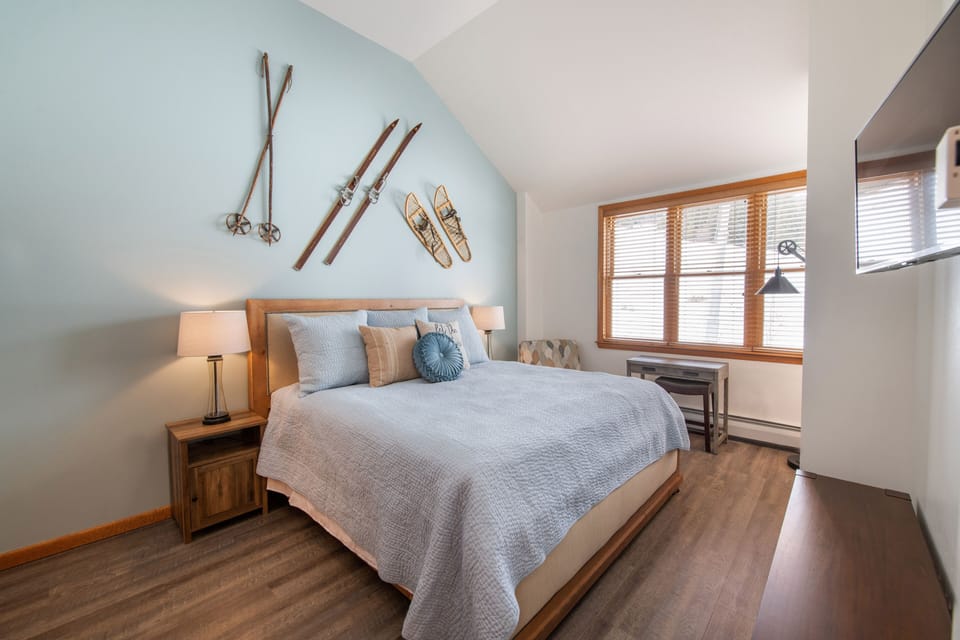Flooring, Bedroom, Indoors, Room, Hardwood