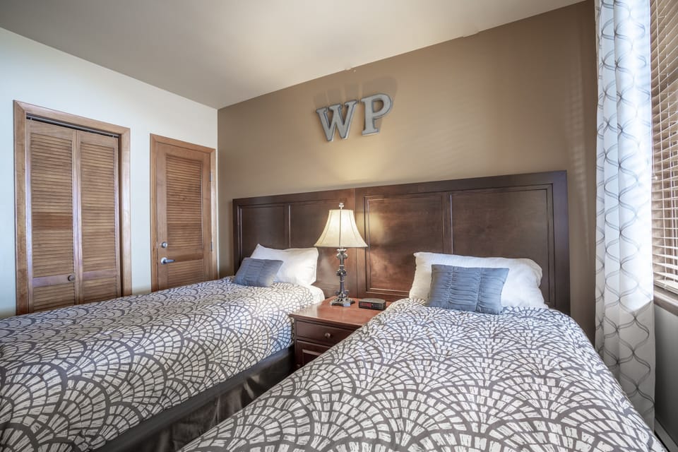 Bedroom, Room, Indoors, Furniture, Bed