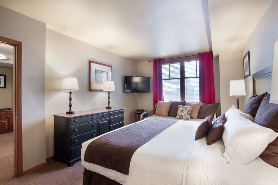 Bedroom, Room, Indoors, Furniture, Bed