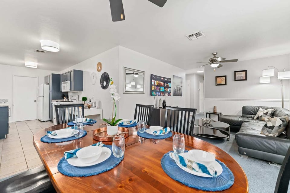Dining area (seating, ceiling fan, AC)