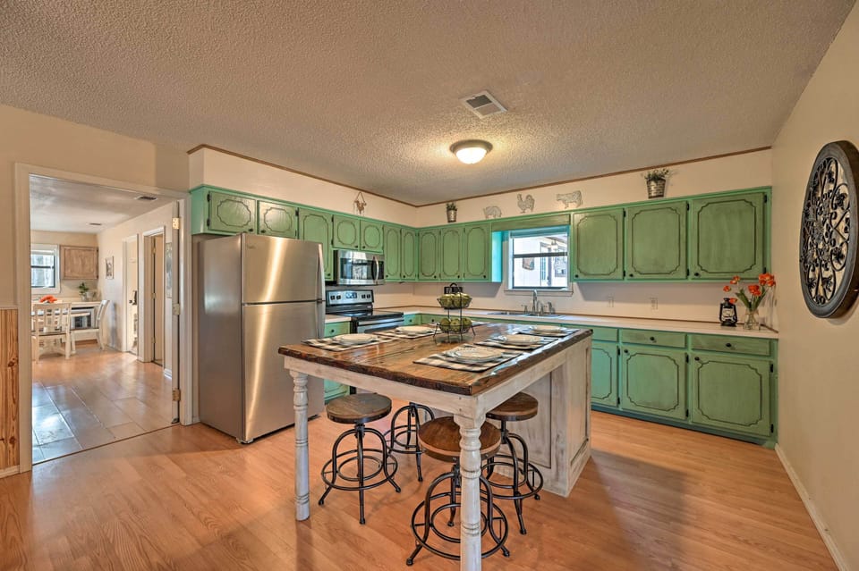 Kitchen | Island w/ Seating | Coffee Maker