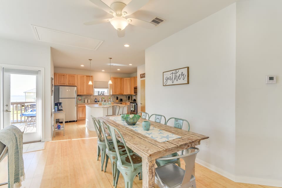 Dining Area | Dishware & Flatware Provided
