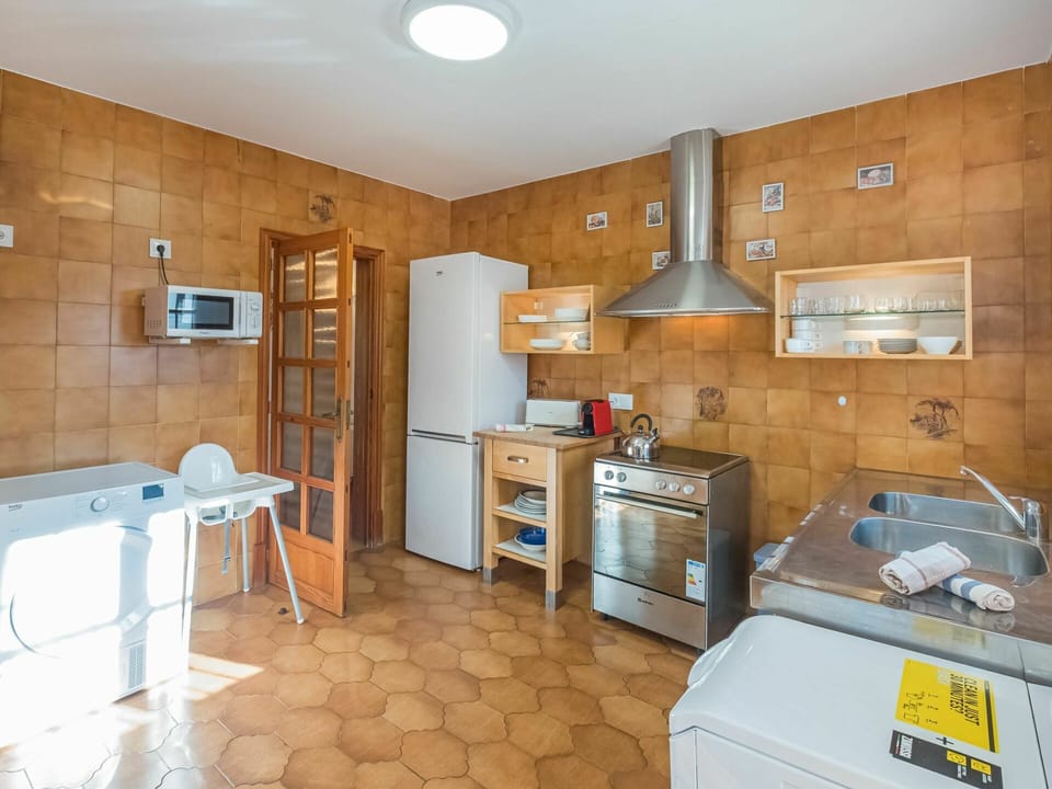 Cabinetry, Furniture, Property, Countertop, Kitchen, Building, Home Appliance, Wood, Interior Design, Kitchen Appliance