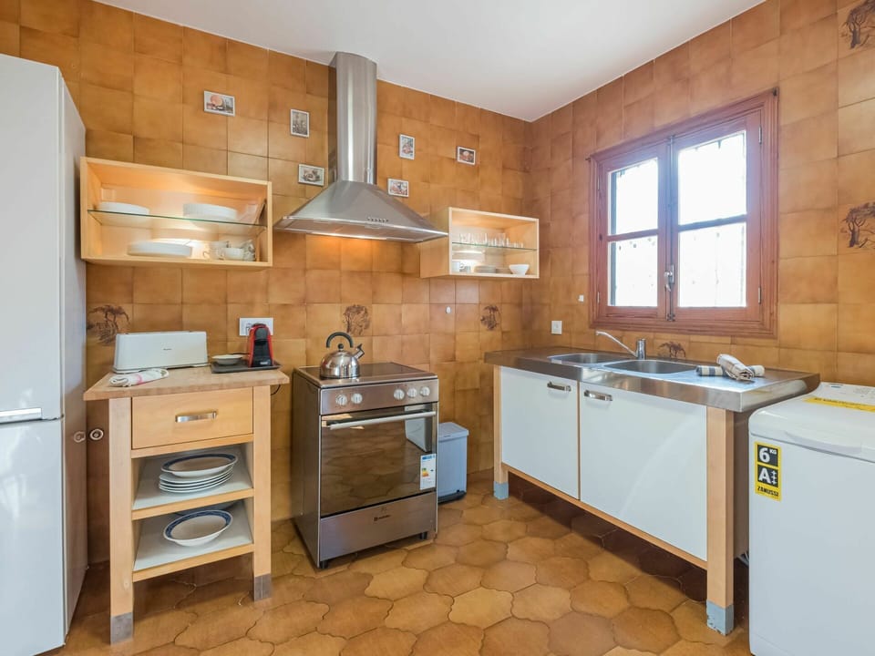 Cabinetry, Countertop, Property, Building, Kitchen Sink, Sink, Window, Tap, Kitchen, Drawer
