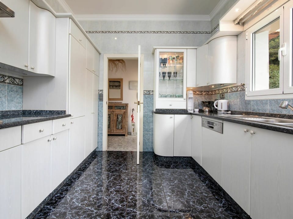 Cabinetry, Countertop, Building, Kitchen Stove, Wood, Kitchen, Kitchen Appliance, Interior Design, Window