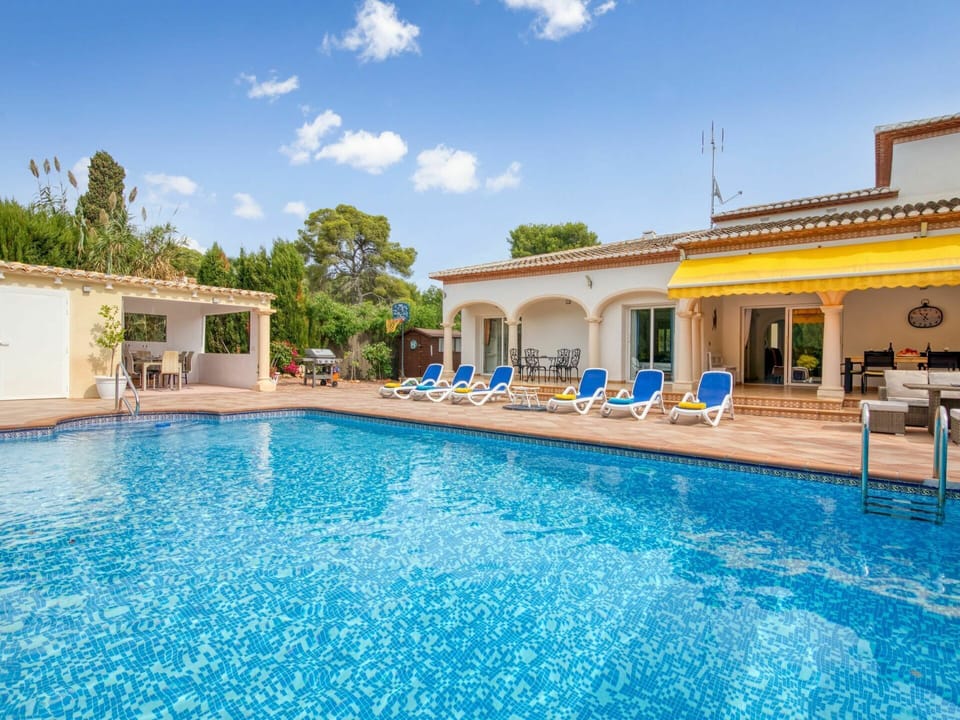 Water, Sky, Cloud, Daytime, Property, Swimming Pool, Plant, Azure, Building