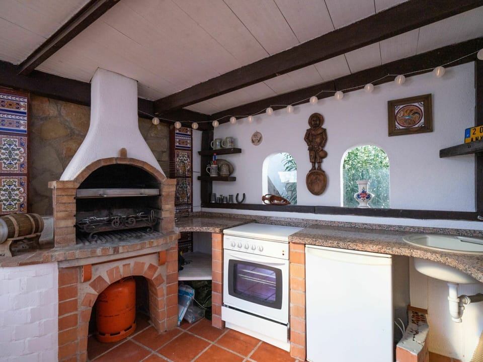 Property, Interior Design, Lighting, Hearth, Wood, Living Room, Flooring, Real Estate, Brick, Gas