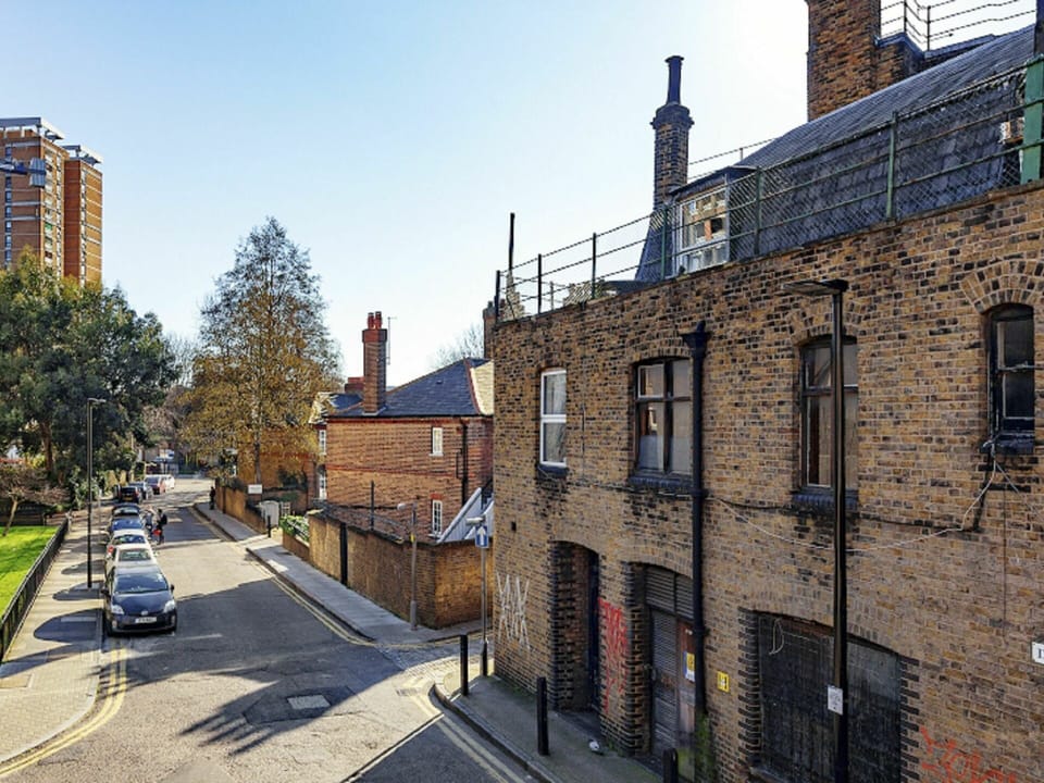 Sky, Plant, Building, Window, Tree, Car, Road Surface, Vehicle, Urban Design, Neighbourhood