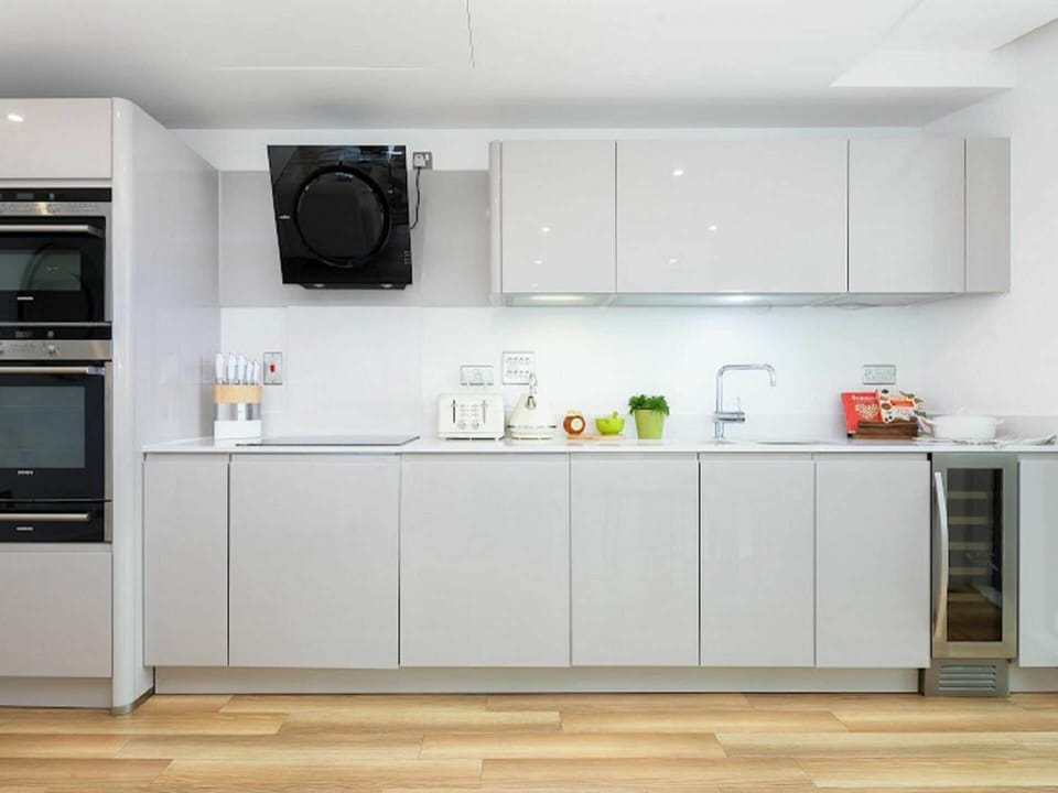 Cabinetry, Property, Building, Countertop, Kitchen Appliance, Interior Design, Shelving, Television, Home Appliance