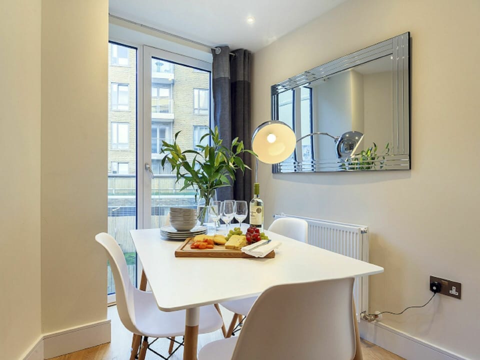 Table, Furniture, Mirror, Property, Window, Chair, Plant, Houseplant, Interior Design