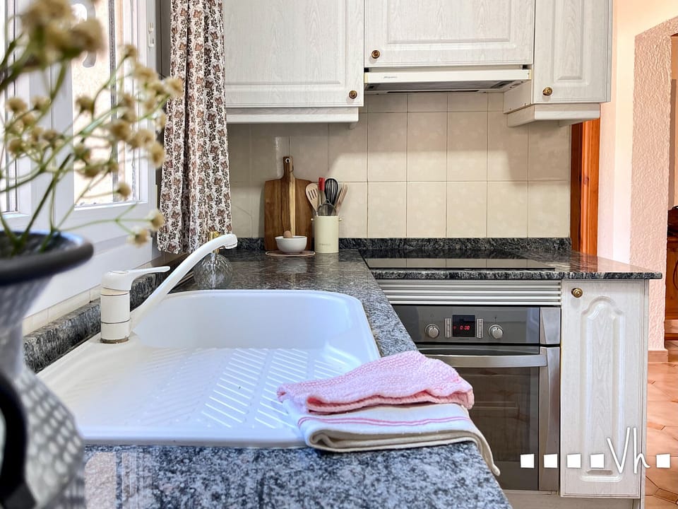 Fully equipped independent kitchen with gas hob — everything needed to prepare the best rice dishes of the Costa Blanca.