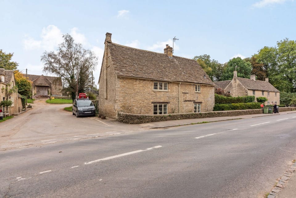 Barnsley Cottage Front Property - StayCotswold