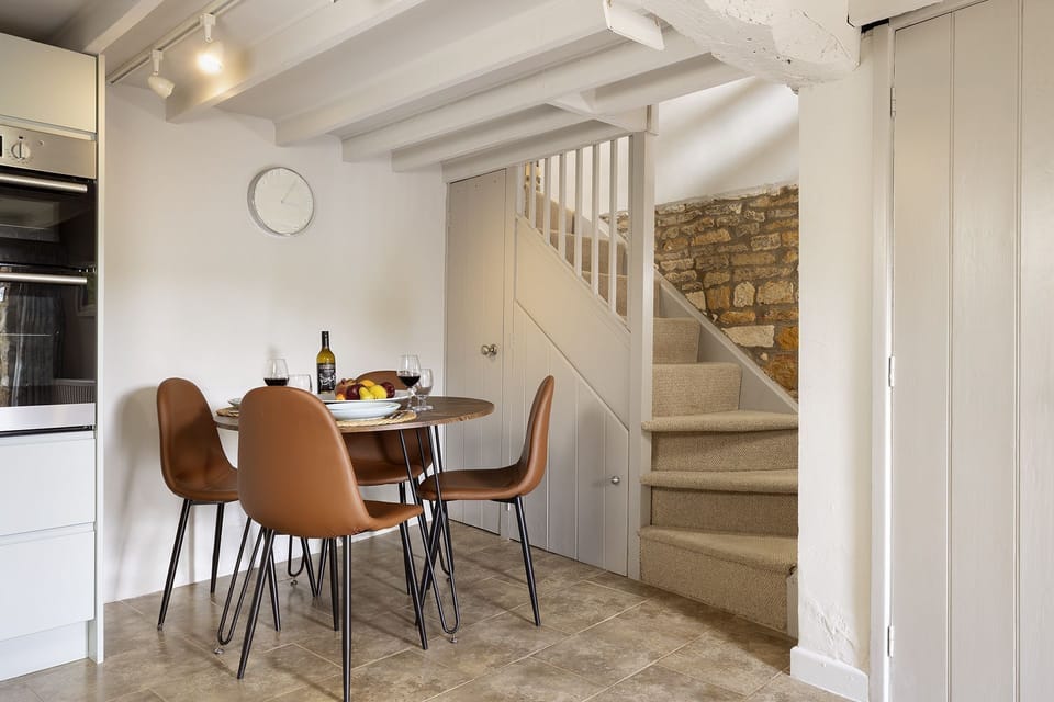 Knoll Cottage Kitchen - StayCotswold