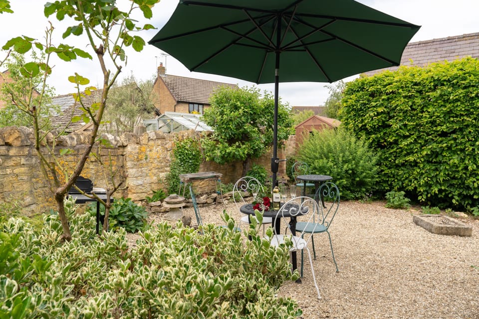 Summer Hayes Garden  - StayCotswold