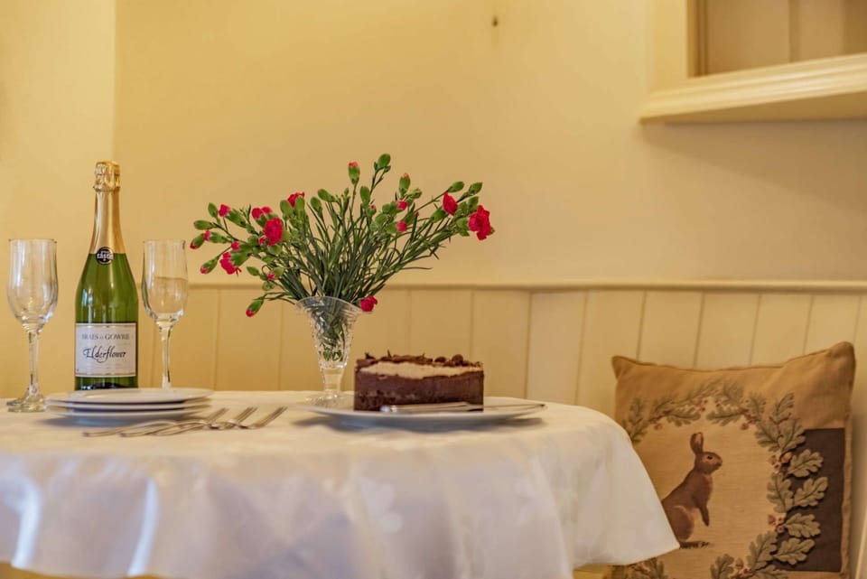 Cosy Corner Dining Table - StayCotswold