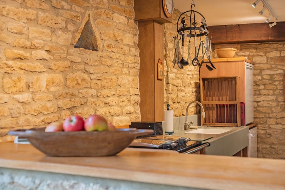 Bunt Barn Kitchen - StayCotswold