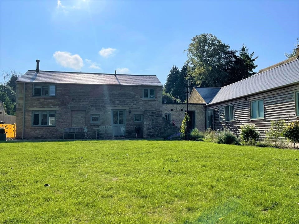 Honeystone Cottage Garden - StayCotwold