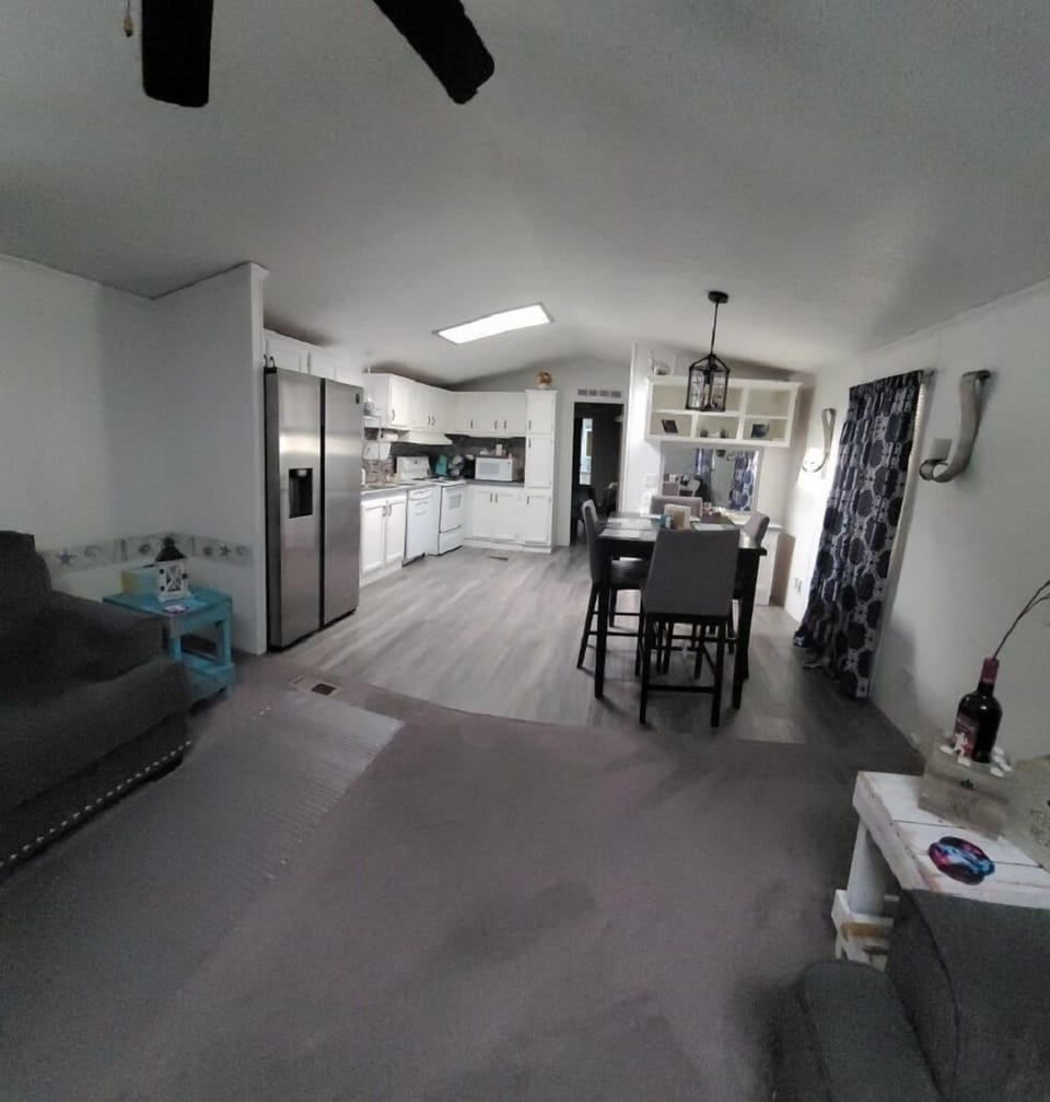 LIVINGROOM OPEN TO KITCHEN 