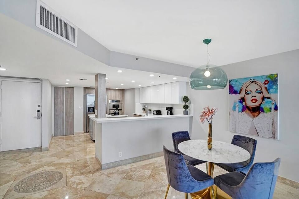 Dining area for 4, full kitchen