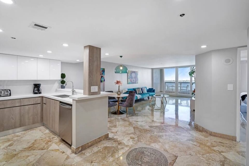 Full Kitchen, Dining area for 4, Living room w/ balcony access