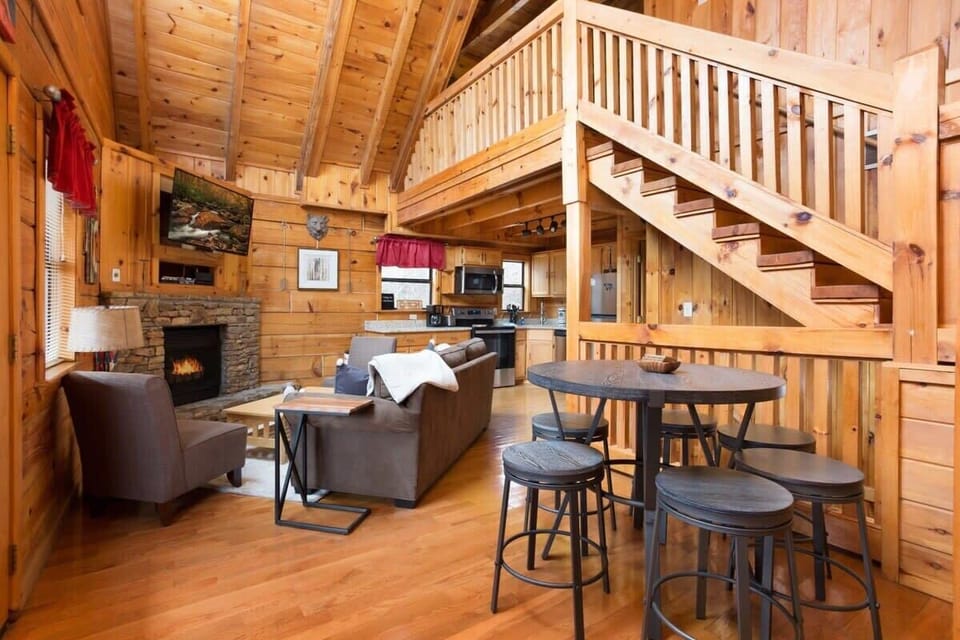 Open Floor Plan Huge Ceilings In Cabin!