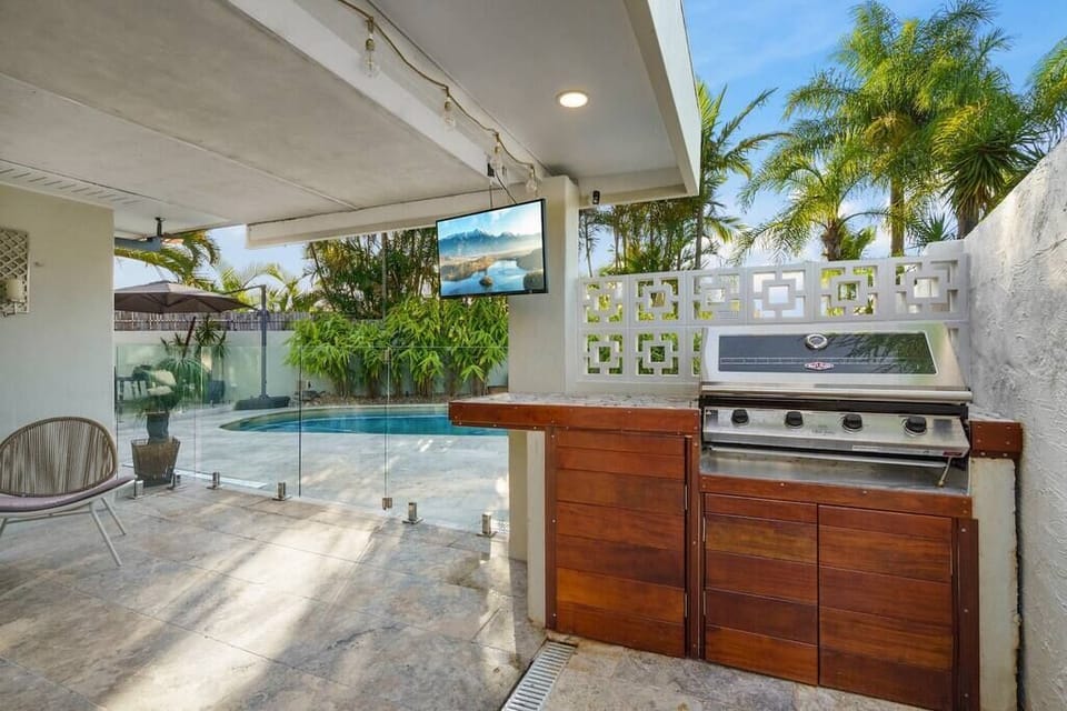 Covered BBQ patio seats eight beside the Sorrento Oasis pool.