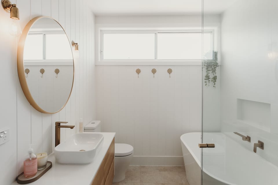 Upstairs Main Bathroom