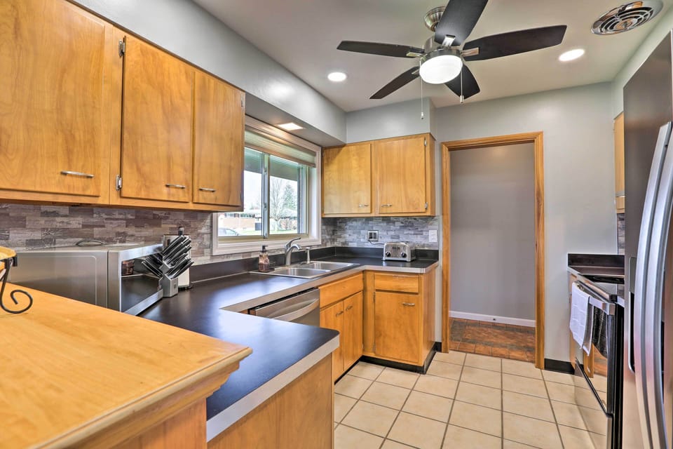 Kitchen | Paper Towels/Trash Bags Provided