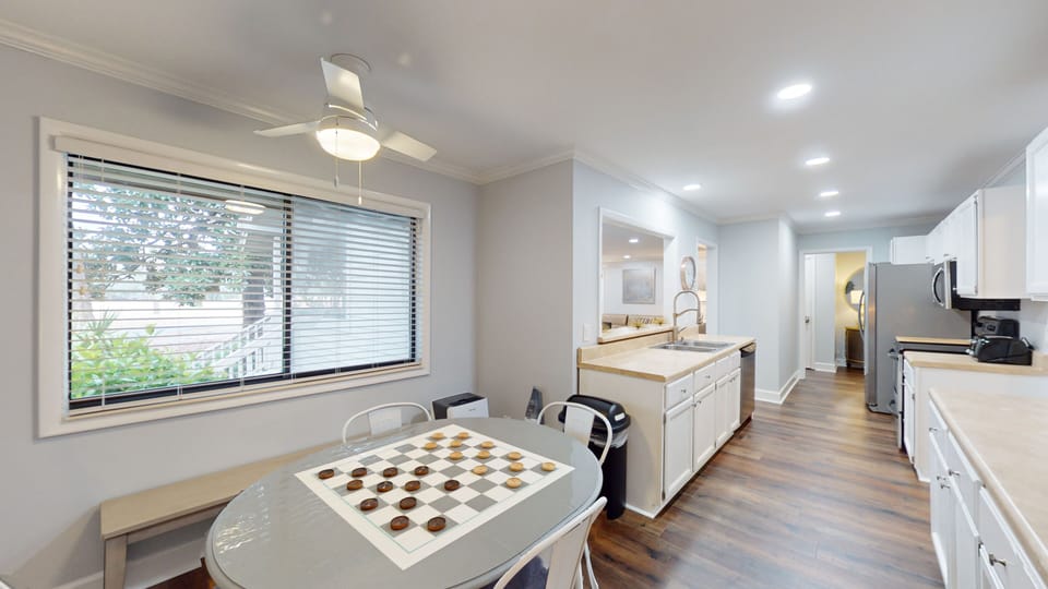 Eat-in Kitchen