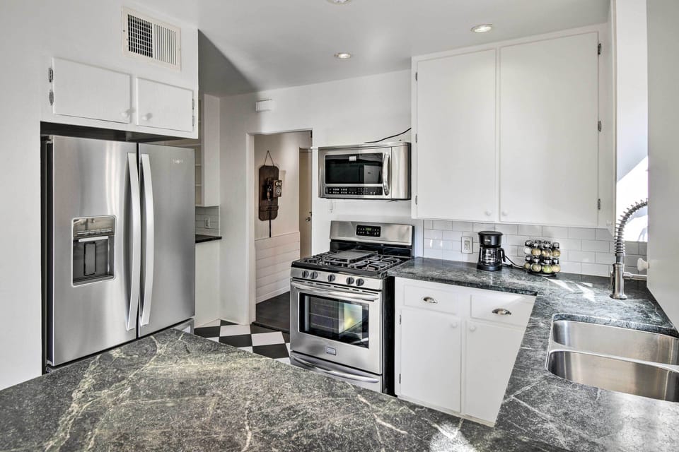 Fully Equipped Kitchen | Dishware & Flatware | Ice Maker