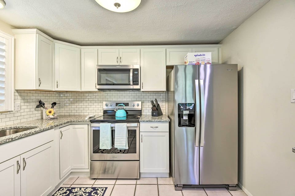 Kitchen | Fully Equipped w/ Cooking Basics