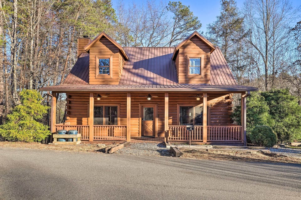Bryson City Vacation Rental | 3BR | 3.5BA | Stairs Required | 2,400 Sq Ft