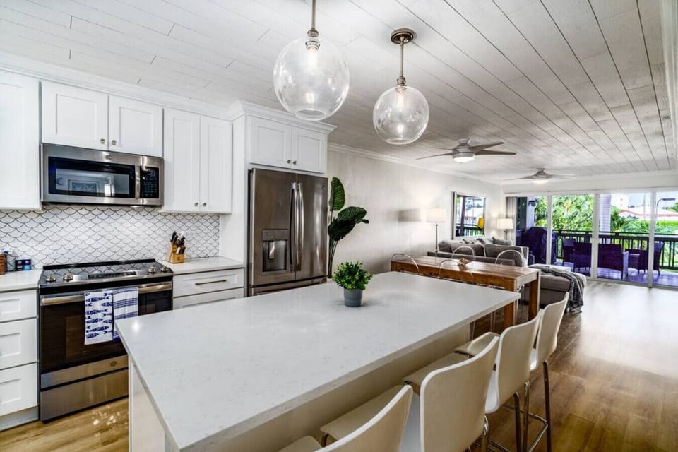 The beautiful and well-appointed kitchen. with full AC, and 4 bar stools!