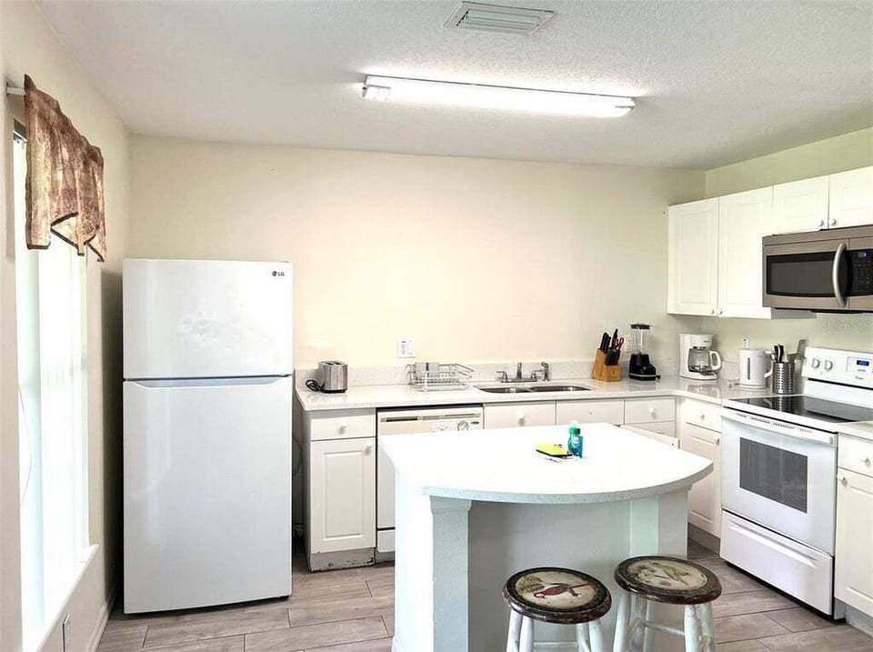 fully equipped kitchen
