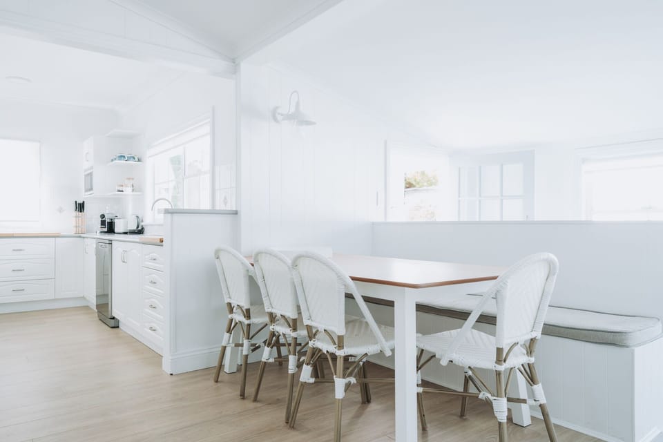 Breakfast area with seating for 8