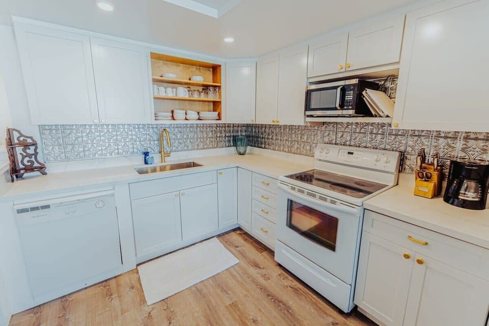 Full kitchen with all the amenities!